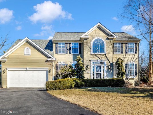 Attached, Exterior, Facade, Farmhouse