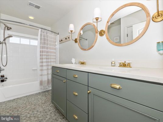Bathroom, Dual Sink Vanities, Interior, Recessed Lighting