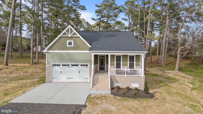 Attached, Exterior, Facade, Cape Cod