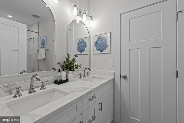 Bathroom, Dual Sink Vanities, Interior, Recessed Lighting