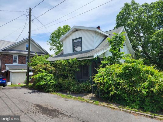 Attached, Exterior, Facade, Brick Facade, Queen Anne Victorian