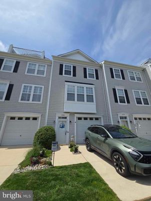 Attached, Exterior, Facade, Rowhouse