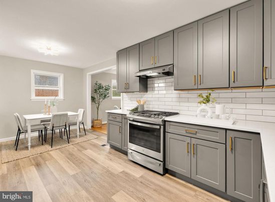 Dining room, Interior, Kitchen, Stainless Steel Appliances, Wood Texture Flooring
