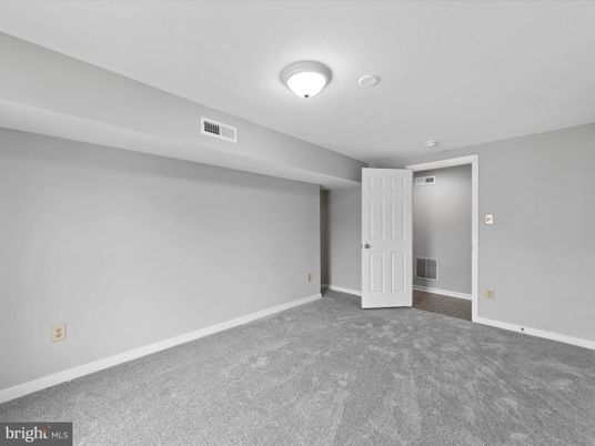 Empty room, Interior