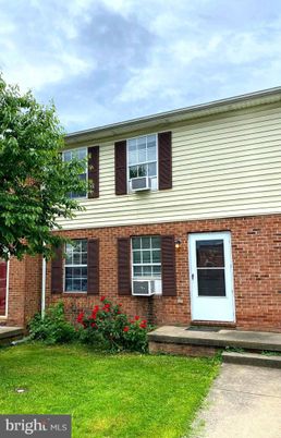 Exterior, Facade, Brick Facade, Georgian