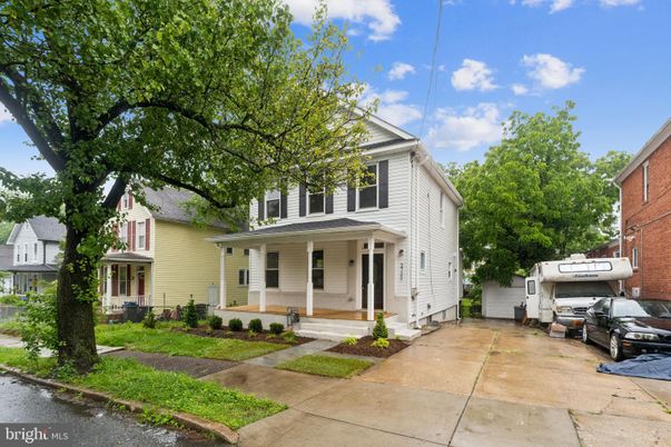 Exterior, Facade, American Foursquare