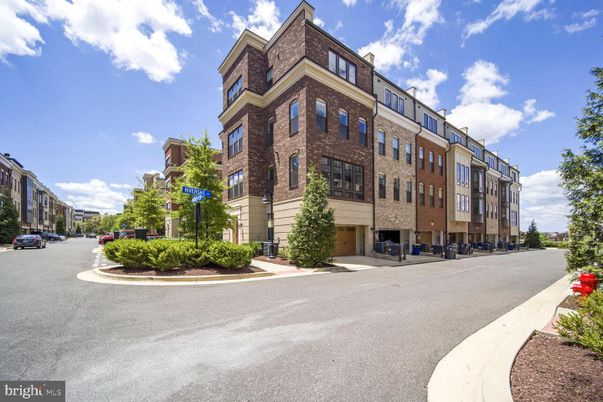 Exterior, Facade, Brick Facade, Chicago School