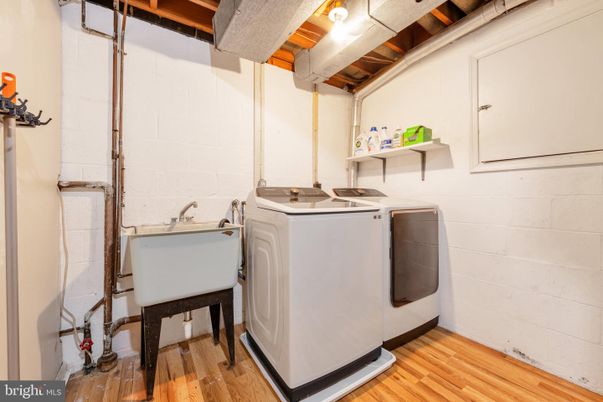 Interior, Washer, Wood Texture Flooring