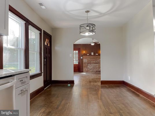 Interior, Pendant Lights, Wood Texture Flooring