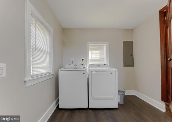 Interior, Washer, Wood Texture Flooring