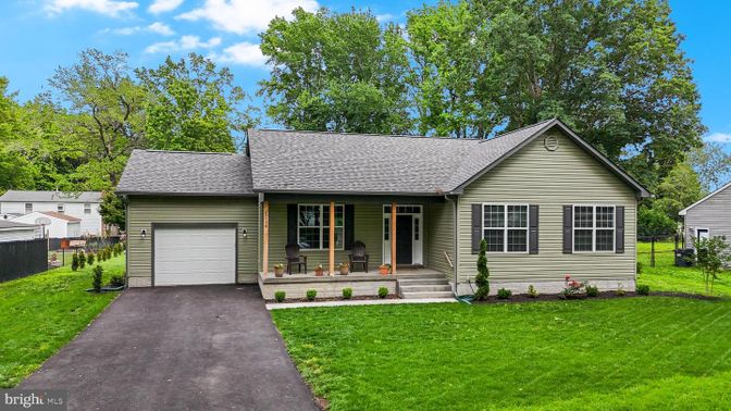 Attached, Exterior, Facade, Ranch
