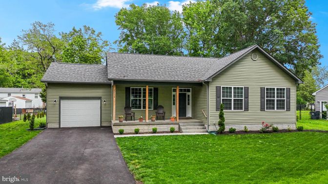Attached, Exterior, Facade, Ranch
