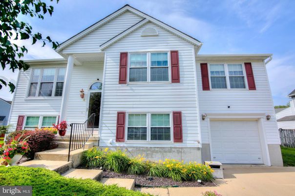 Attached, Exterior, Facade, Rowhouse