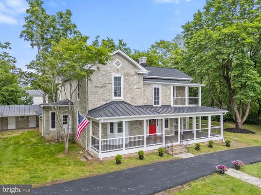Backyard, Exterior, Facade, Queen Anne Victorian
