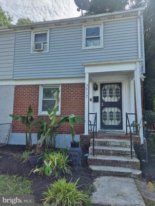 Exterior, Facade, Brick Facade, Raised Ranch