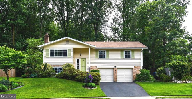 Attached, Exterior, Facade, Raised Ranch