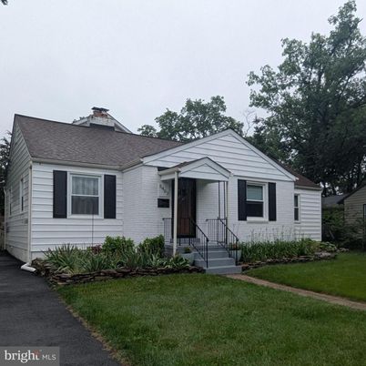 Backyard, Exterior, Facade, Ranch