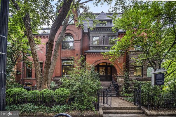 Exterior, Facade, Brick Facade, Rowhouse