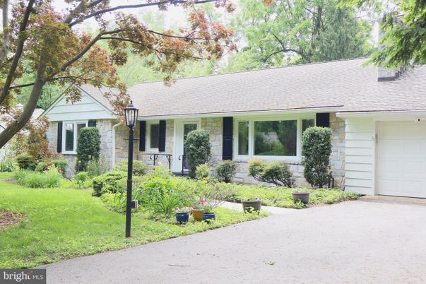 Attached, Exterior, Facade, Ranch