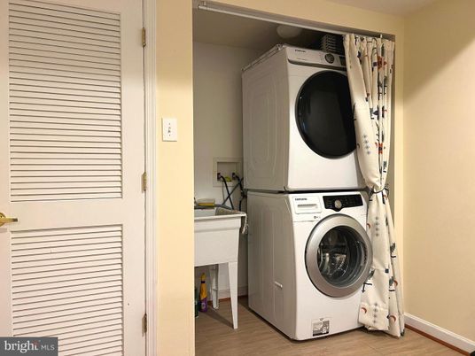 Interior, Utility Closets, Washer, Wood Texture Flooring