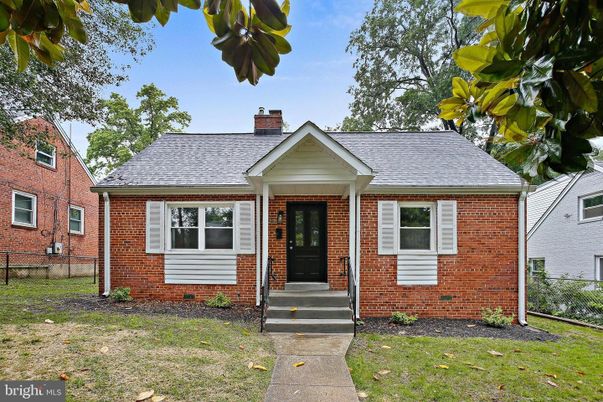 Exterior, Facade, Brick Facade, Cape Cod