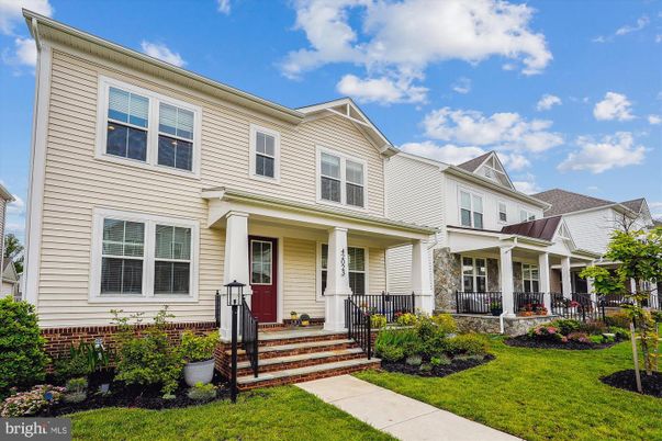 Exterior, Facade, Rowhouse