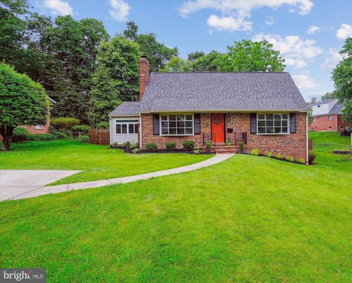 Attached, Exterior, Facade, Brick Facade, Cape Cod
