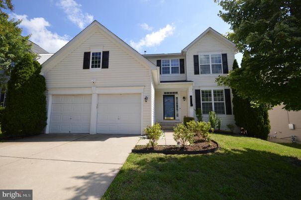 Attached, Exterior, Facade, Farmhouse