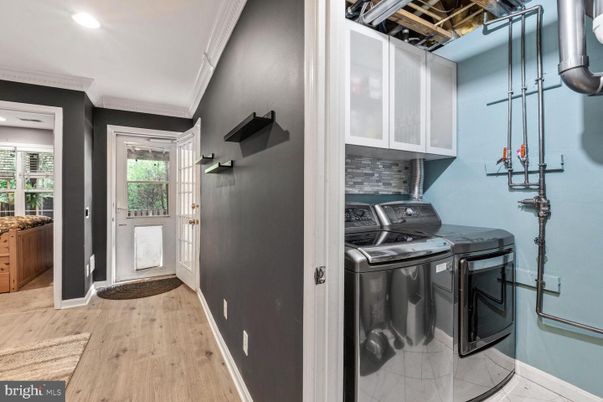 Interior, Recessed Lighting, Washer, Wood Texture Flooring