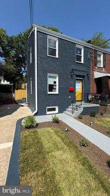 Exterior, Facade, Brick Facade, Raised Ranch