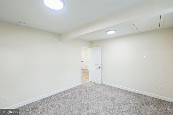 Empty room, Interior