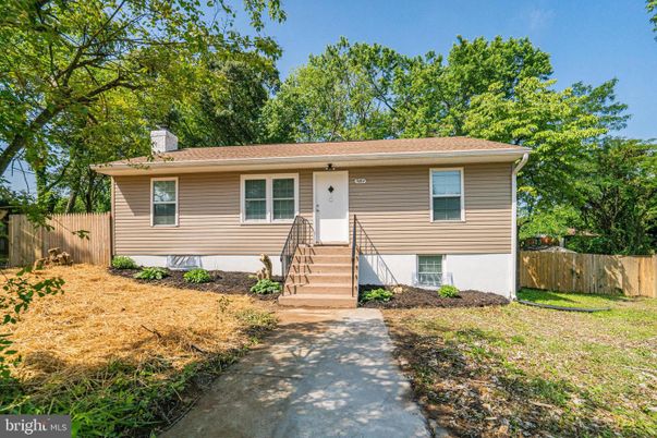 Exterior, Facade, Raised Ranch
