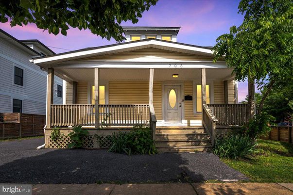 Exterior, Facade, American Foursquare