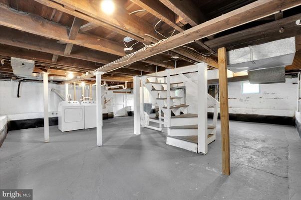 Interior, Washer, Wooden Beams