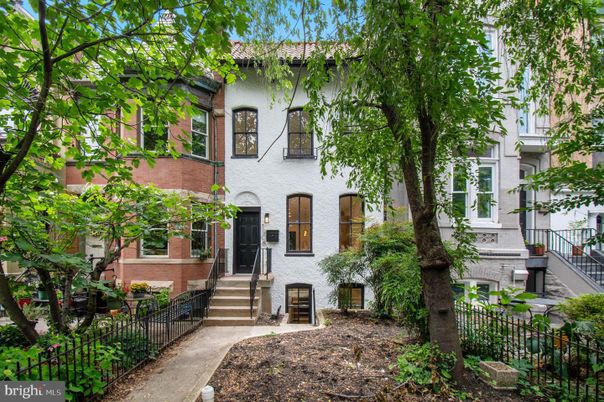 Exterior, Facade, Brick Facade, Rowhouse
