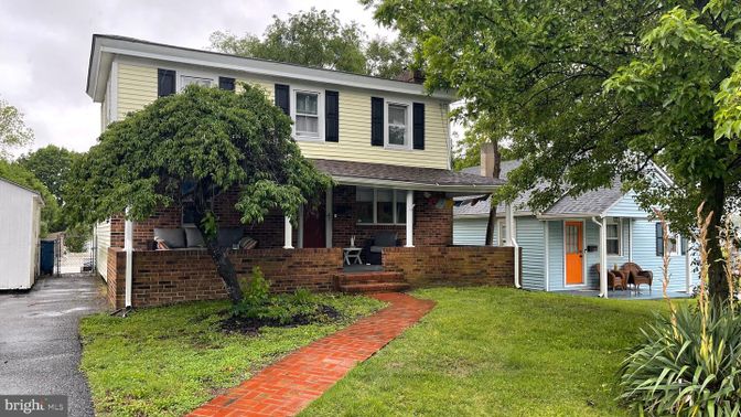 Exterior, Facade, Brick Facade, Split Level