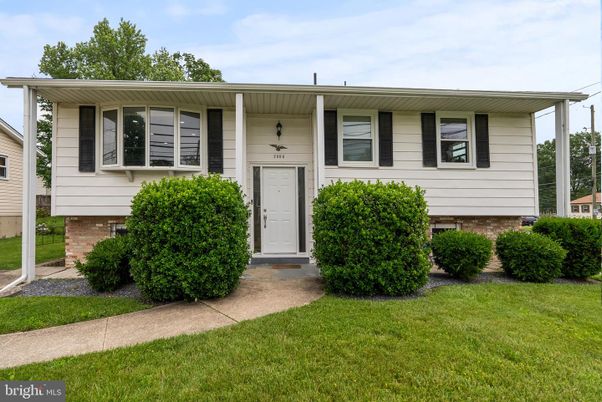 Exterior, Facade, Raised Ranch