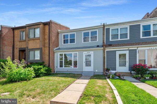 Exterior, Facade, Rowhouse