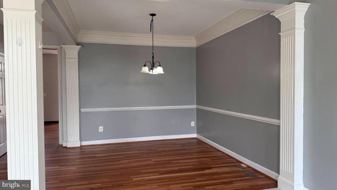 Empty room, Interior, Pendant Lights, Wood Texture Flooring