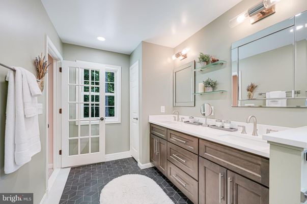 Bathroom, Dual Sink Vanities, Interior, Recessed Lighting