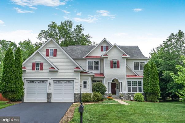 Attached, Exterior, Facade, Farmhouse