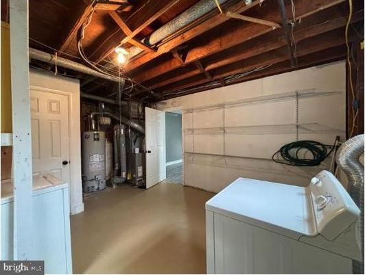 Garage, Interior, Washer, Wooden Beams