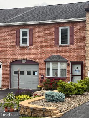 Attached, Exterior, Facade, Brick Facade, Georgian