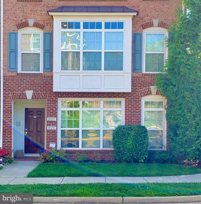 Exterior, Facade, Brick Facade, Rowhouse
