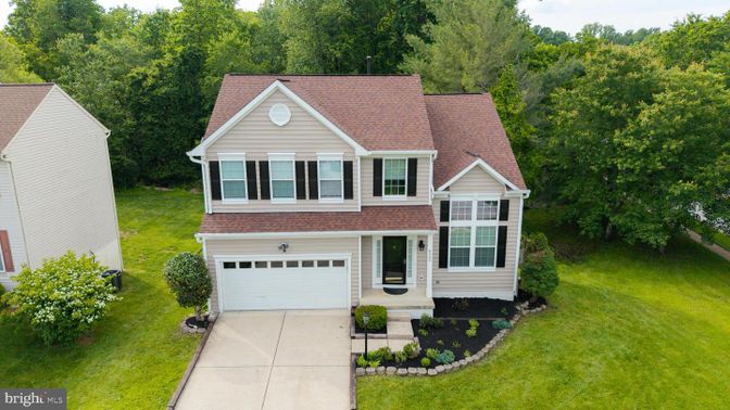 Attached, Exterior, Facade, Farmhouse