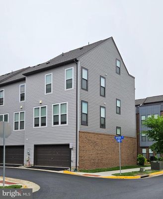 Attached, Exterior, Facade, Rowhouse