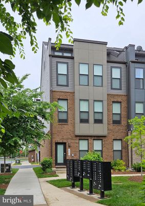 Exterior, Facade, Brick Facade, Rowhouse