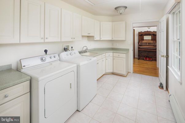 Interior, Washer, Wood Texture Flooring