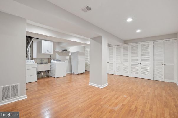 Interior, Recessed Lighting, Washer, Wood Texture Flooring