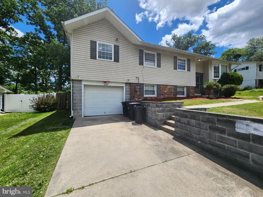 Attached, Exterior, Facade, Brick Facade, Raised Ranch